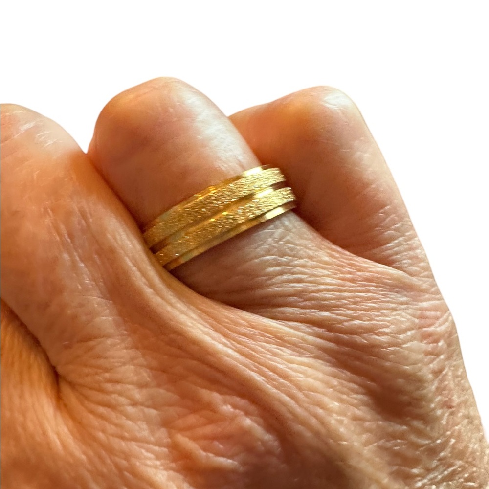 Minimalist Gold Band Ring with Design Detail and Glitter